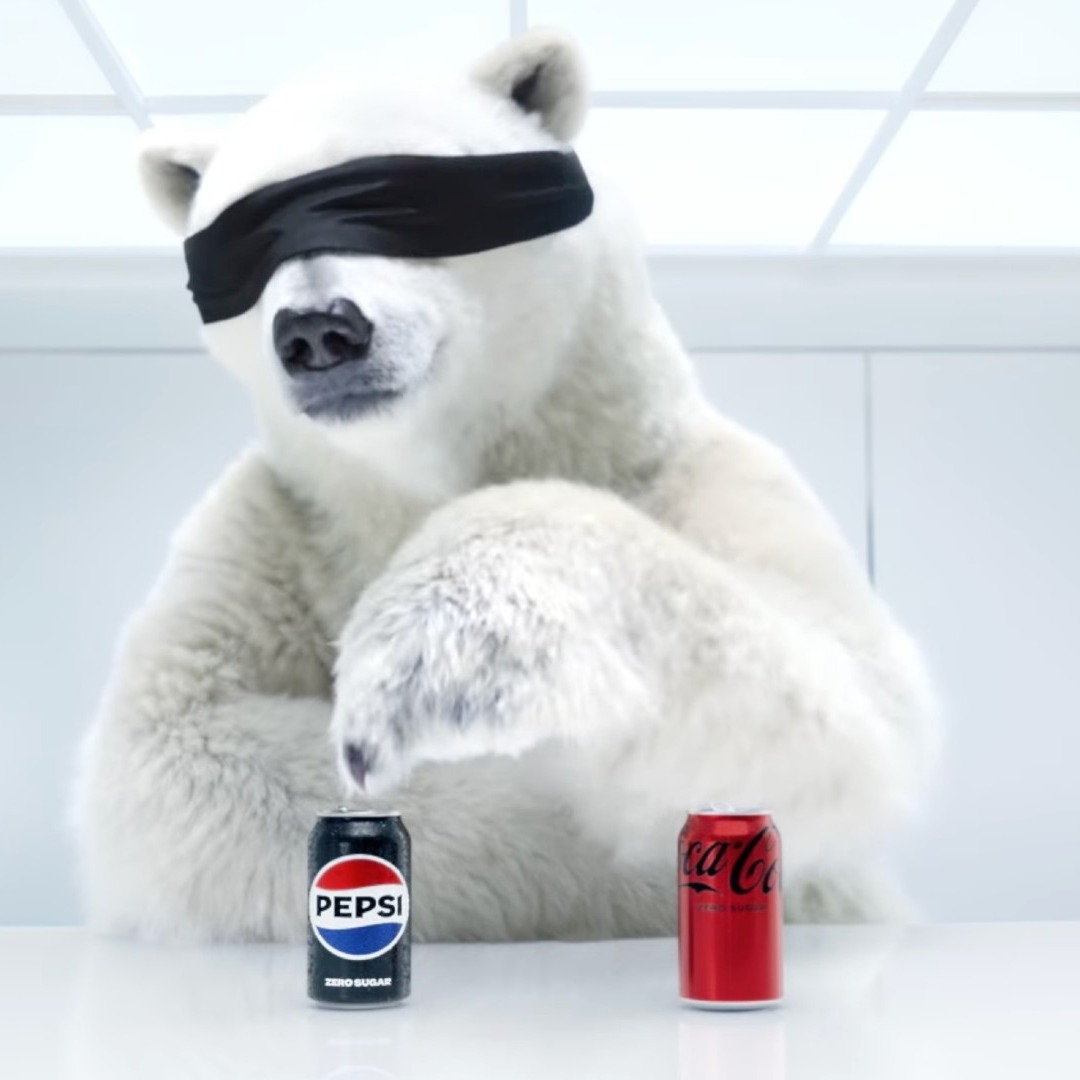 Oso polar con los ojos vendados eligiendo entre Pepsi y Coca-Cola