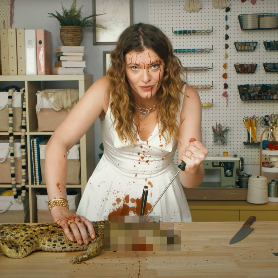 Despellejar a un cocodrilo para hacer un Birkin: la fórmula DIY de PETA contra la crueldad animal de la moda Mujer jóven clavando un cuchillo en la cabeza de un cocodrilo para enseñar a hacer un bolso birkin en la nueva campaña de PETA