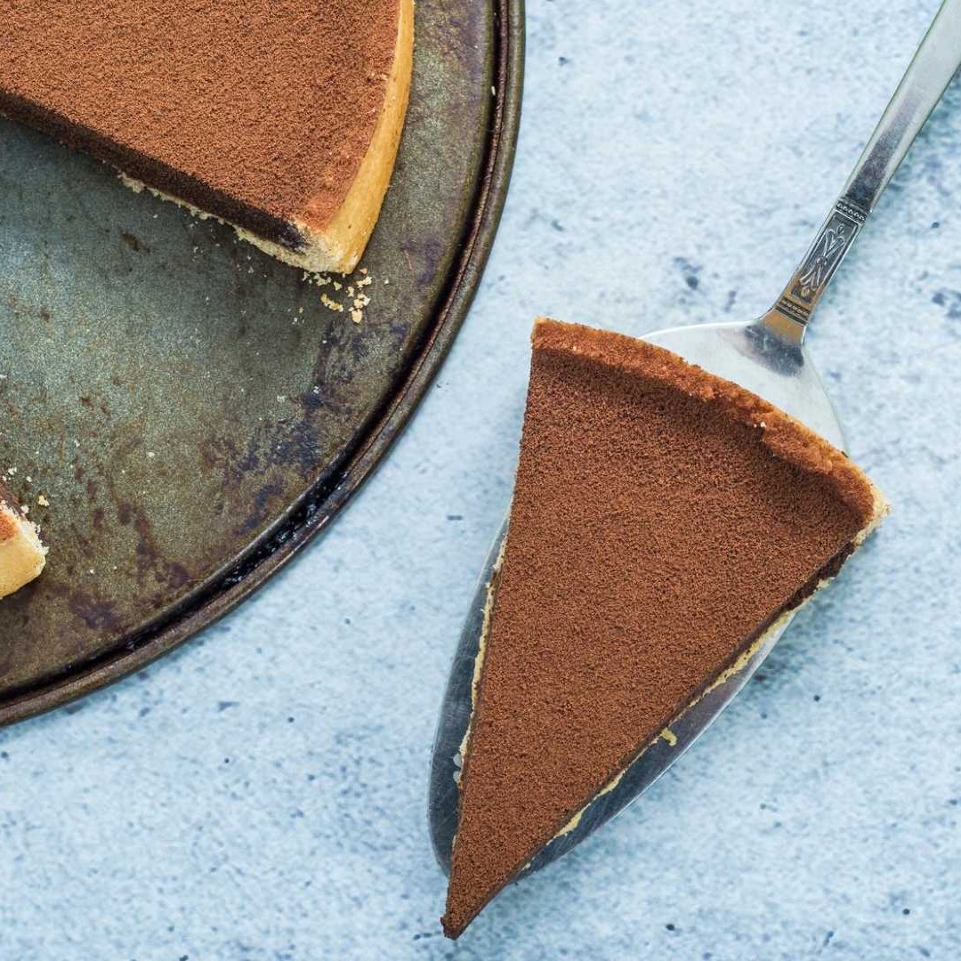 Porción de tarta sobre fondo azul