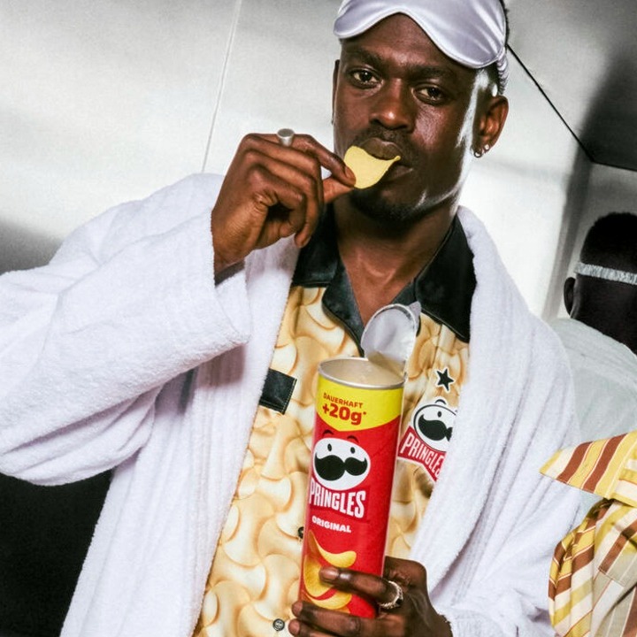 Un chico y una chica comiendo Pringles con los pijamas de la marca