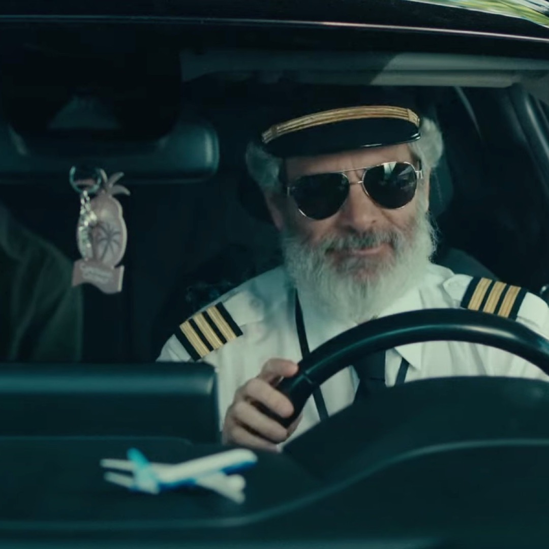 Pilotos de avión conduciendo un coche