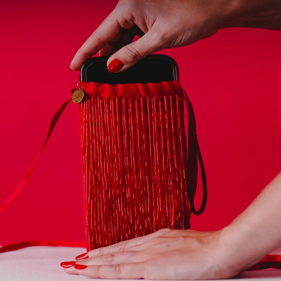Bolso rojo con móvil dentro