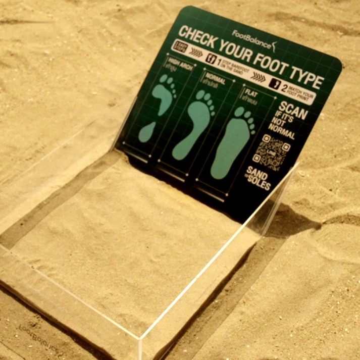 Una caja en la arena de la playa para colocar el pie y analizar la pisada