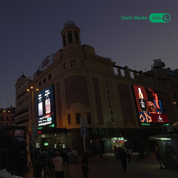 Pantallas de publicidad en la Plaza de Callao de Madrid