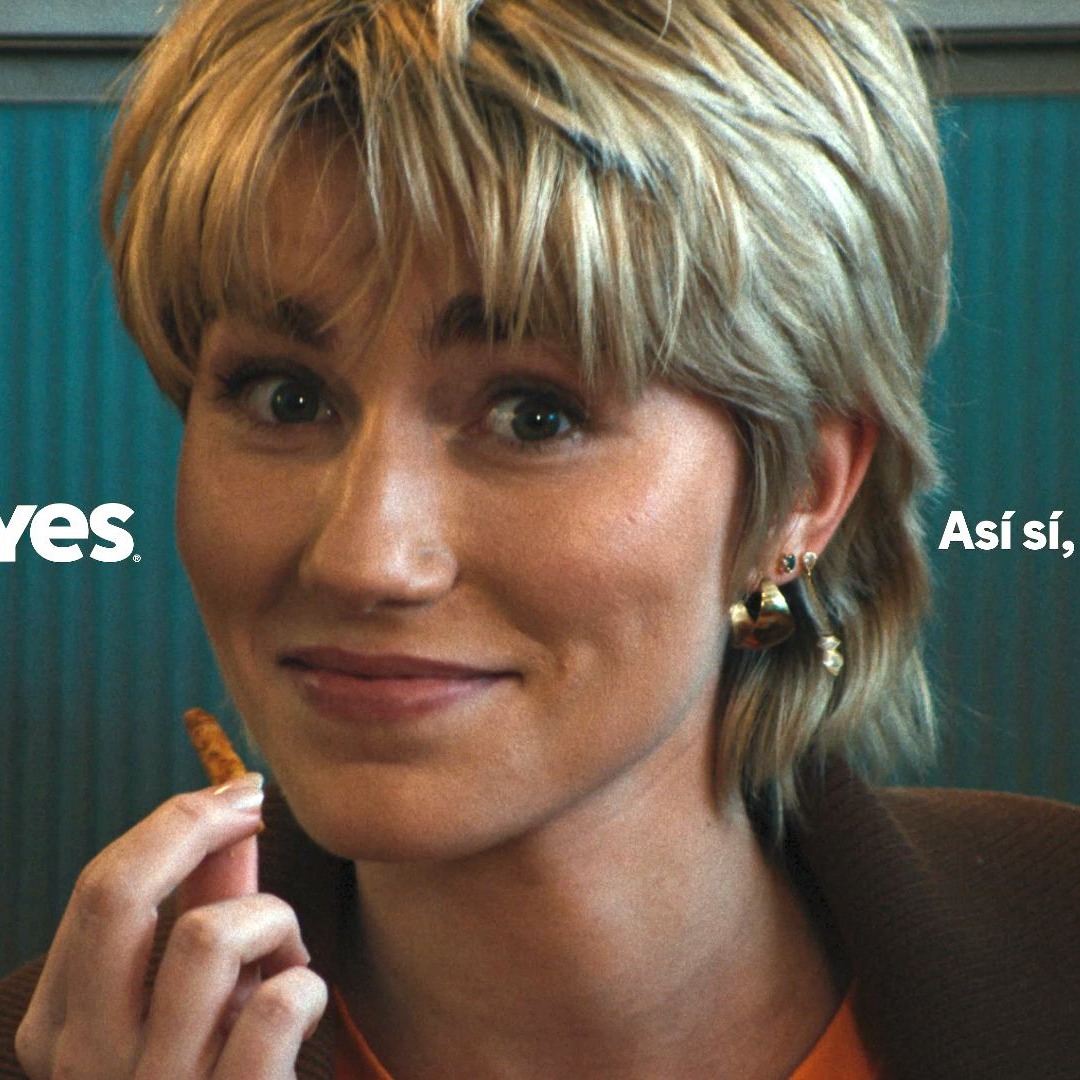 Primer plano de una chica comiendo una patata frita