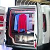 Kia PV5 con las puertas traseras abiertas mostrando algunos de los electrodomésticos integrados de LG