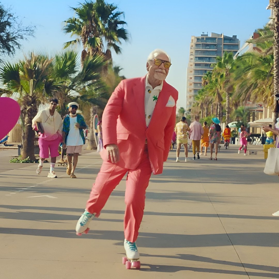 Malibu y Brian Cox invitan a desconectar del trabajo en una campaña global de espíritu veraniego Brian Cox sobre patines en un paseo marítimo