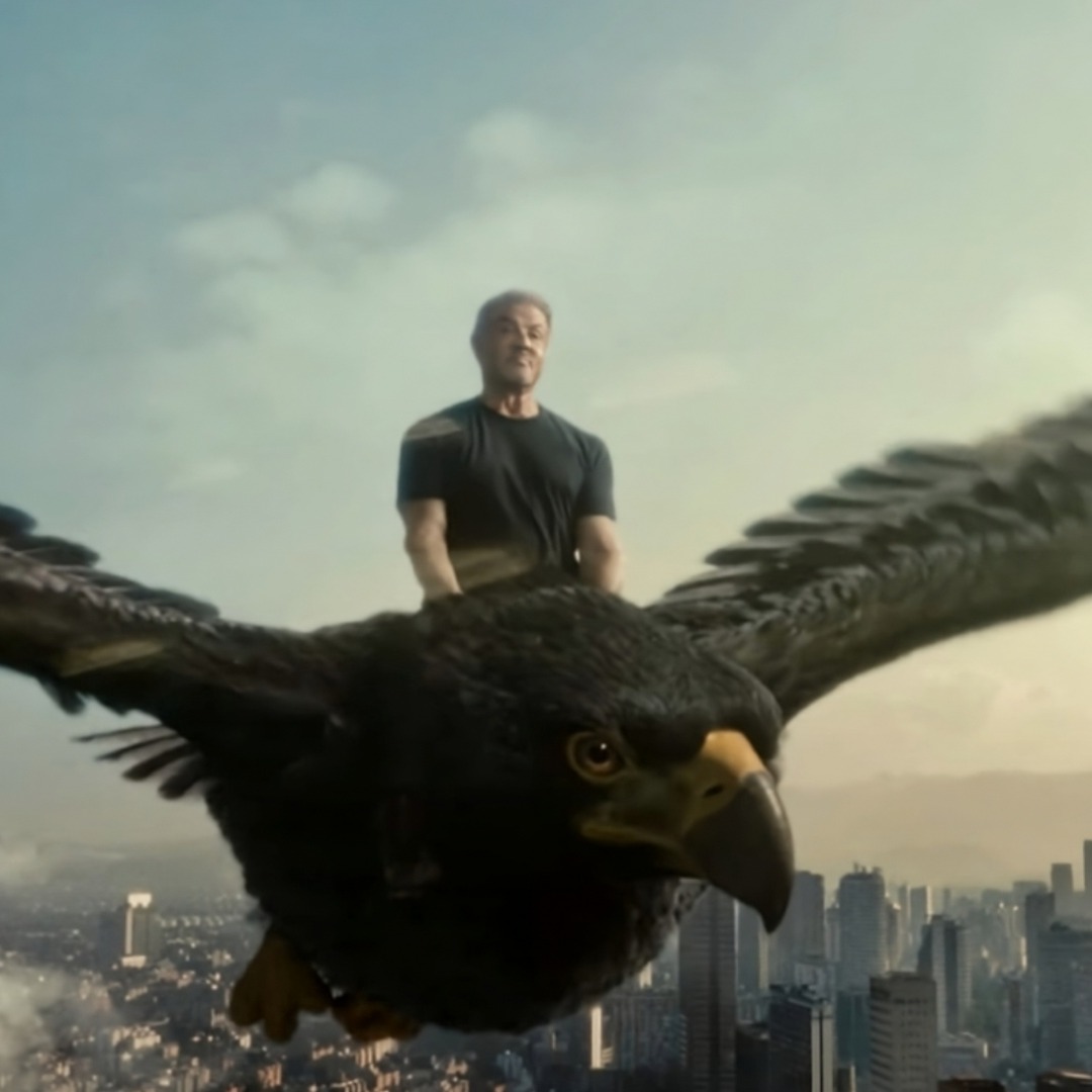 Sylvester Stallone volando sobre un águila gigante