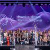 foto de familia de los ganadores en el escenario