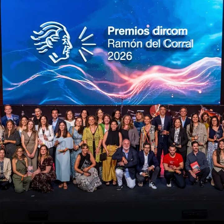 Foto de familia de todos los ganadores en el escenario