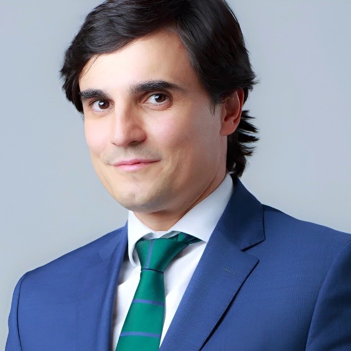 José Miguel García-Gasco Martínez con traje azul y corbata verde
