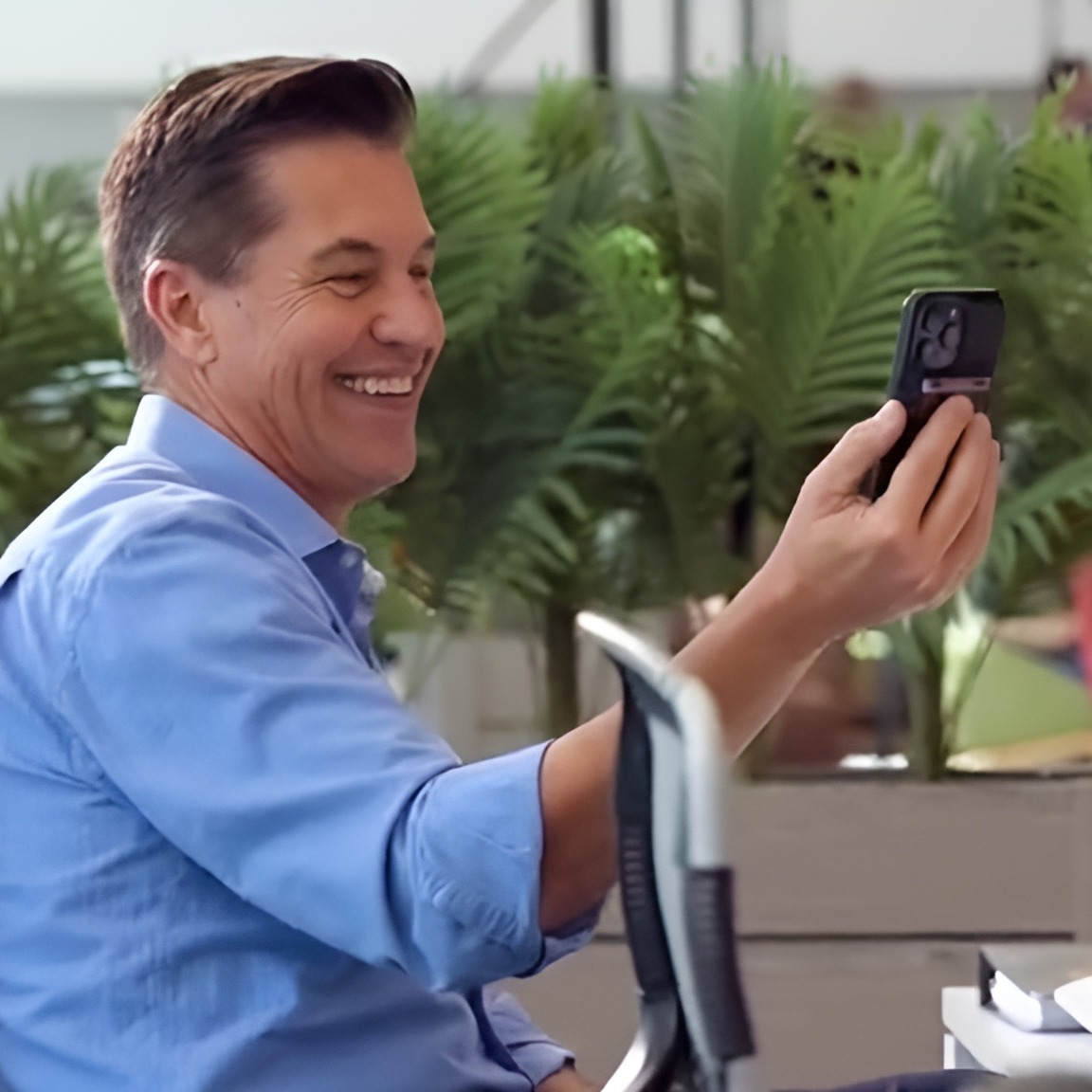 El presidente de Burger King haciendo una videollamada con el móvil en su mesa de trabajo