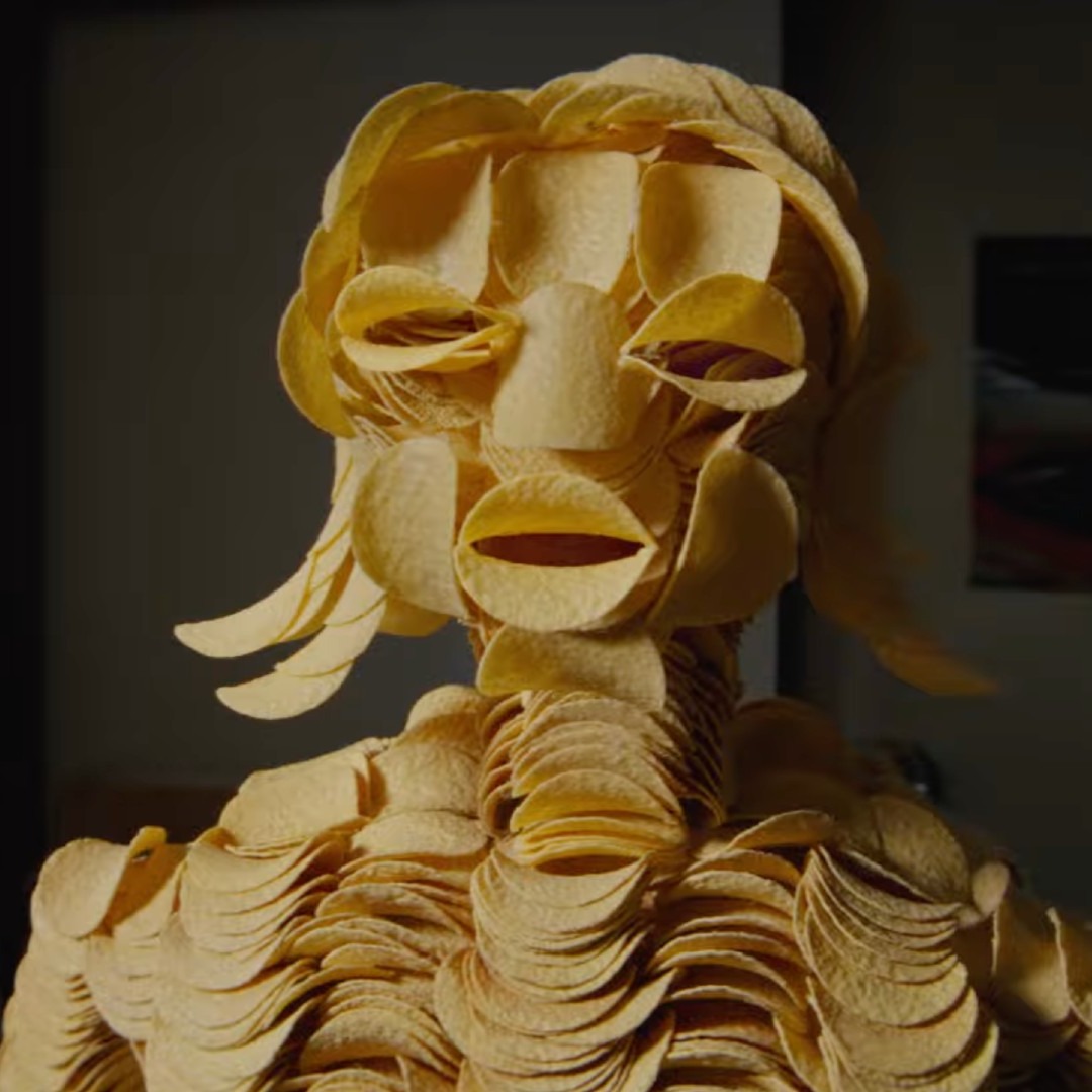 Busto de mujer hecho con patatas Pringles