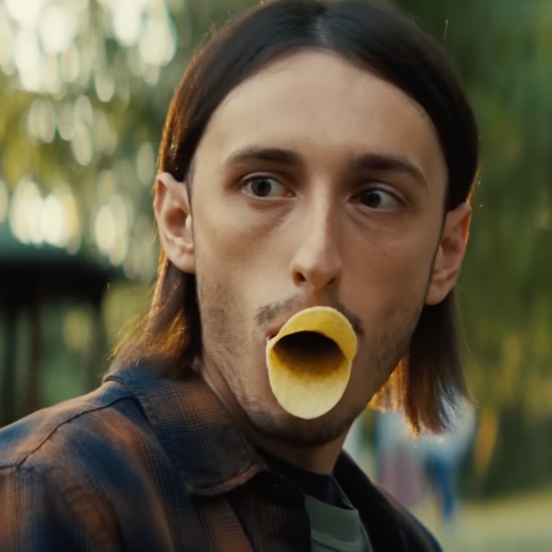 Pringles tira de humor absurdo para renovar “Cuando haces pop, ya no hay stop” Un chico con patatas Pringles en la boca