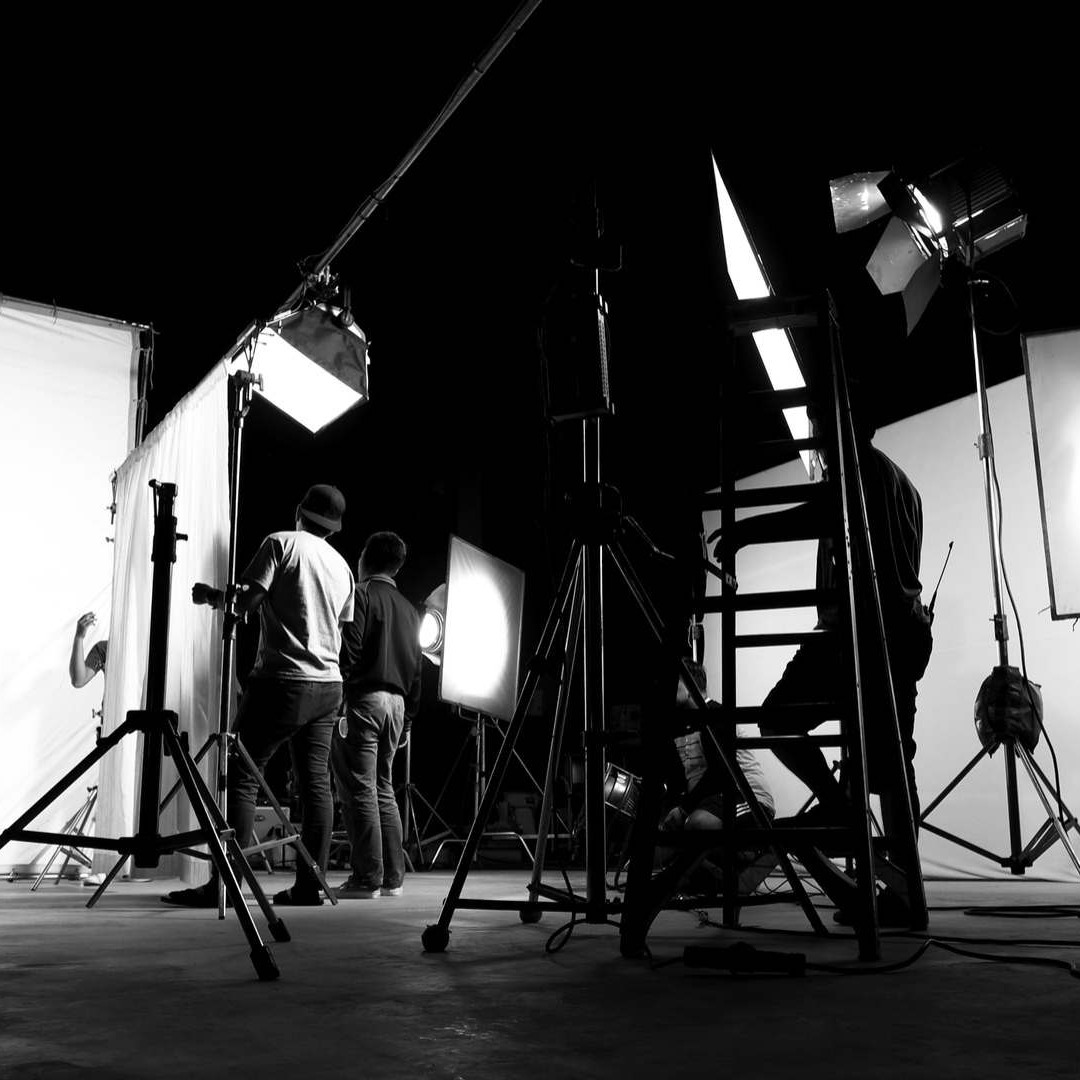 Foto en blanco y negro de un rodaje audiovisual