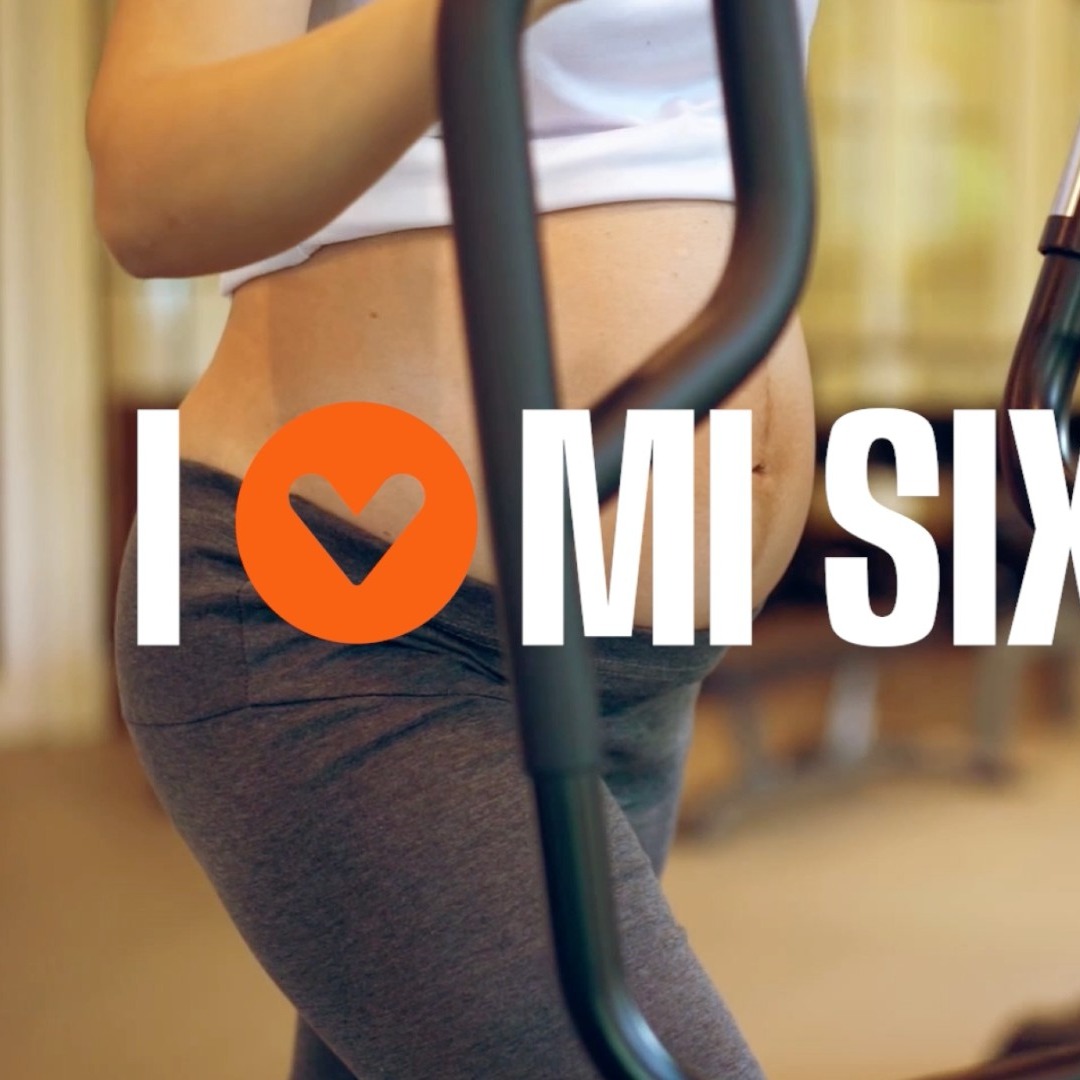 Mujer embaraza haciendo ejercicio con una máquina