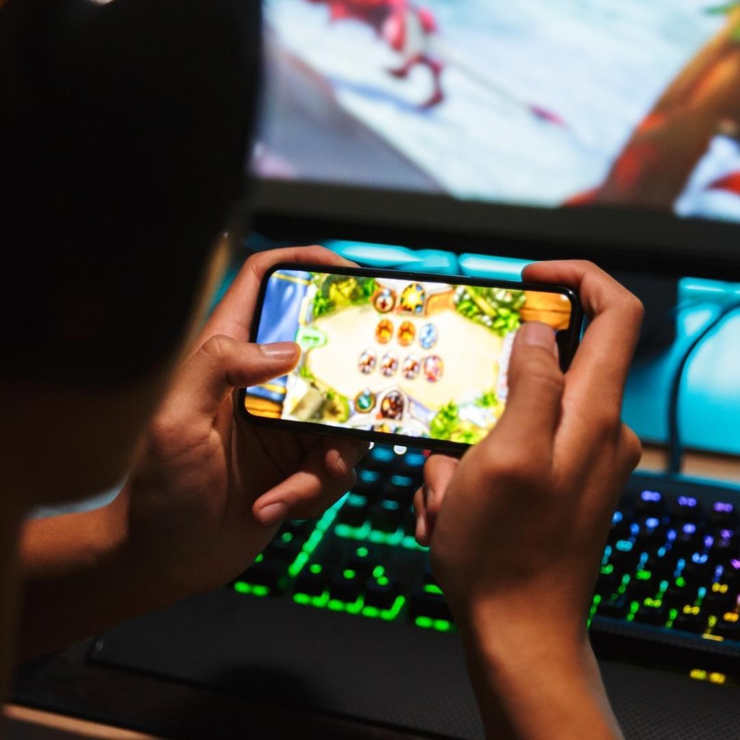 Joven jugando a un videojuego en el móvil