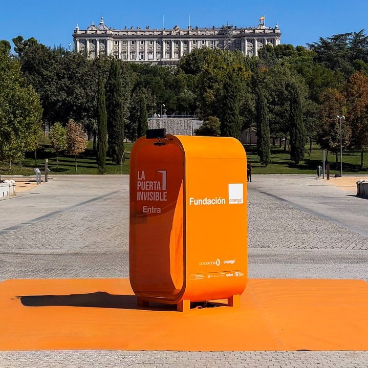 Una cabina naranja frente al Palacio Real de Madrid