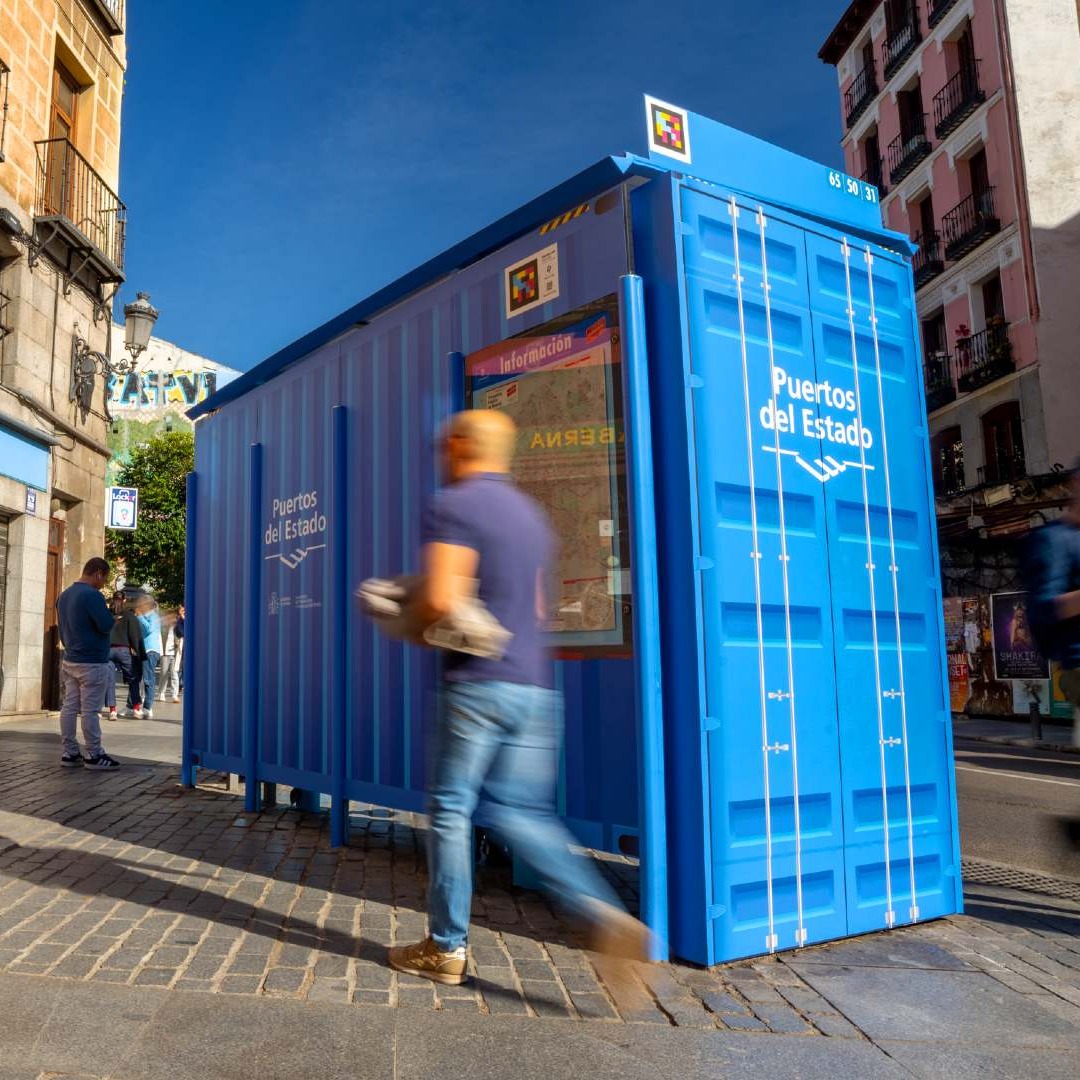 Marquesina de autobús vinilada por Puertos del Estado
