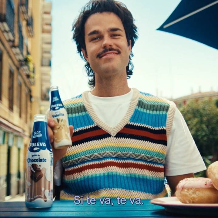 Peldanyos con un batido en la mano en la terraza de un bar