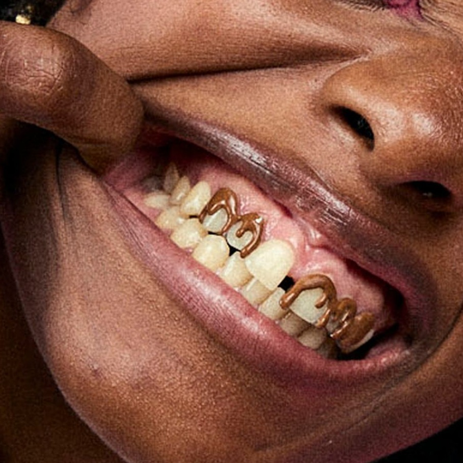 Adornos dentales, o grillz, con forma de mancha de chocolate