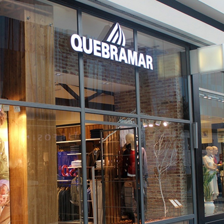 La entrada a una tienda de Quebramar en un centro comercial