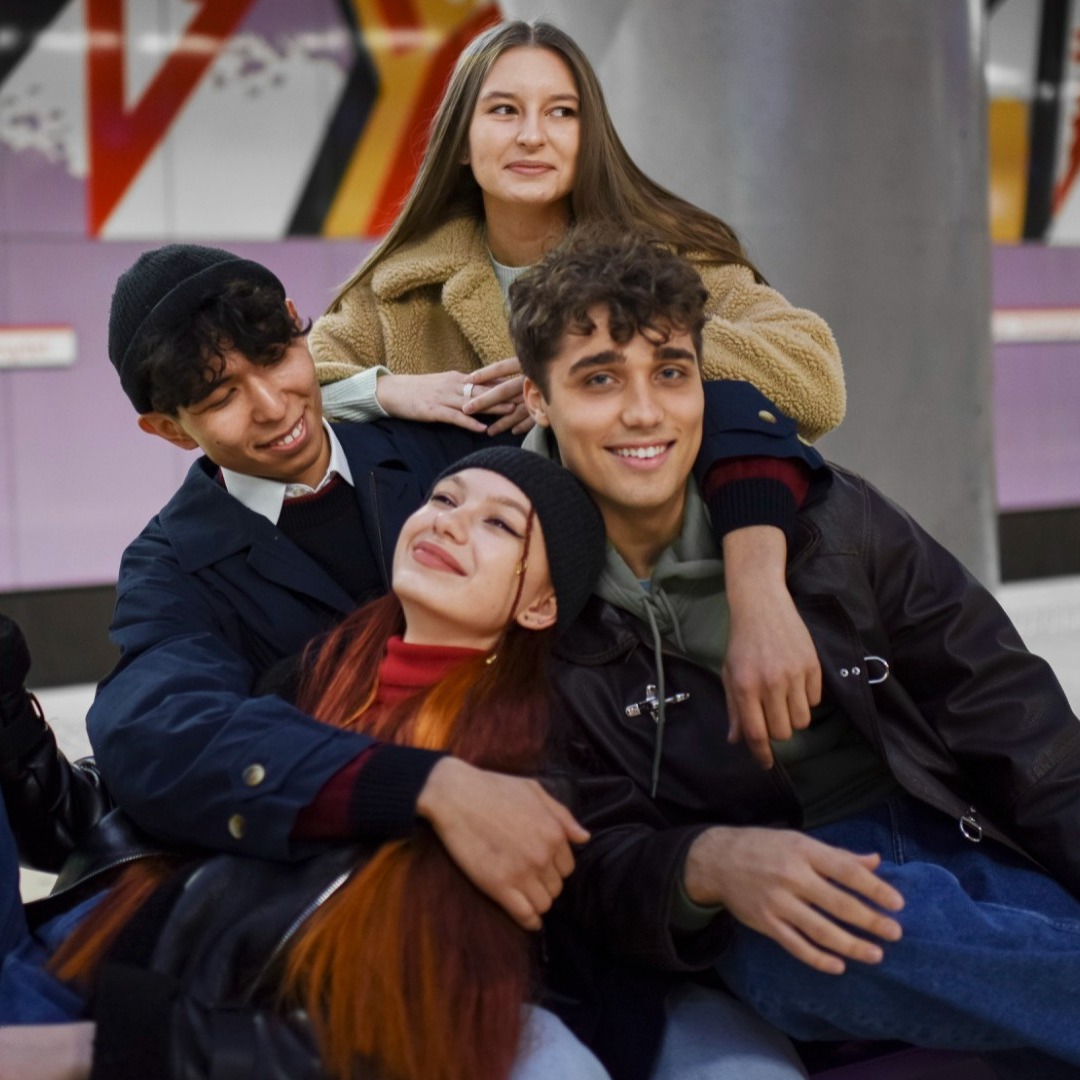 Cuatro adolescentes en el andén del metro