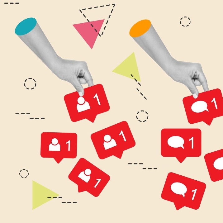 Unas manos que cogen los iconos de like, comentario y solicitud de amistad