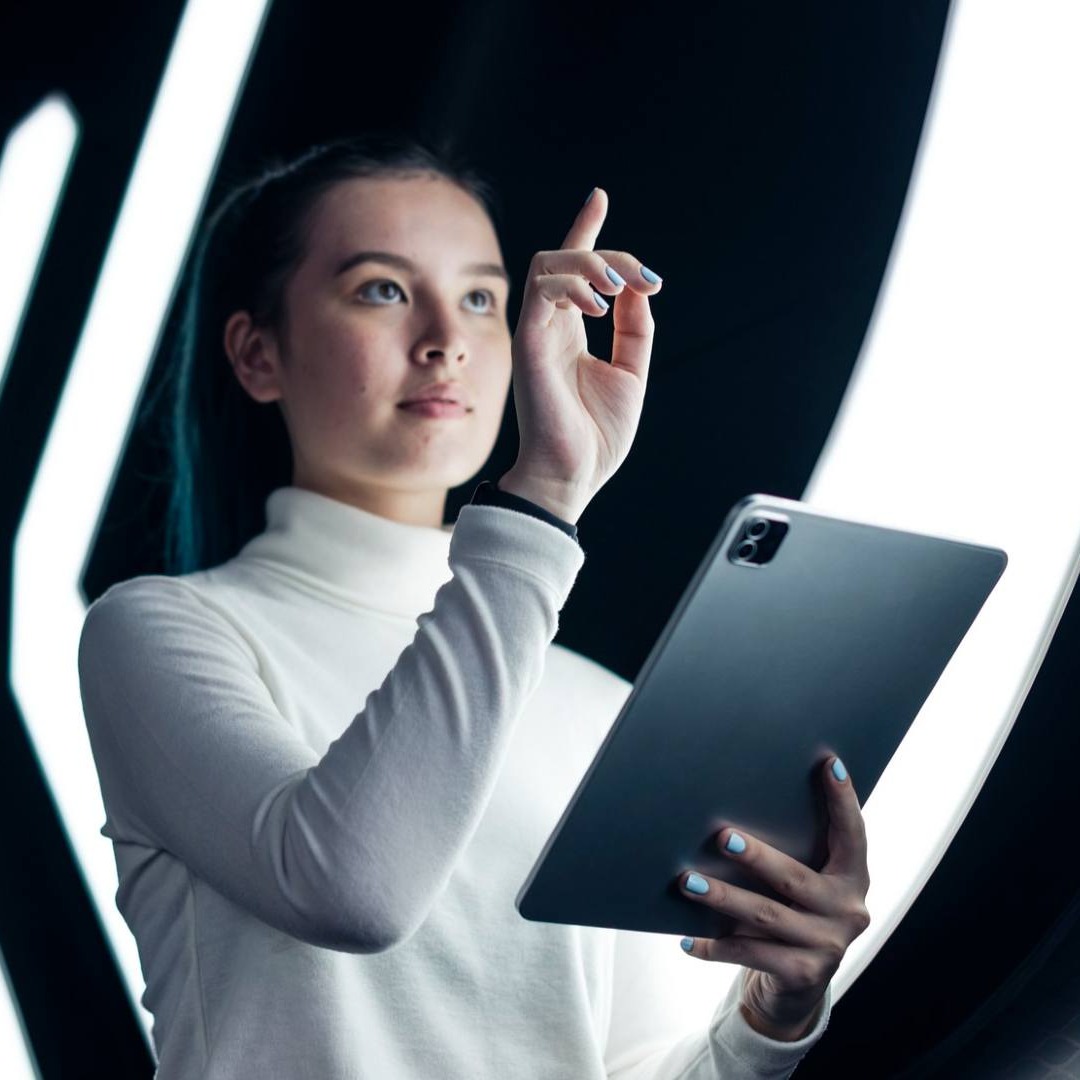 Una chica sostiene una tablet en la mano