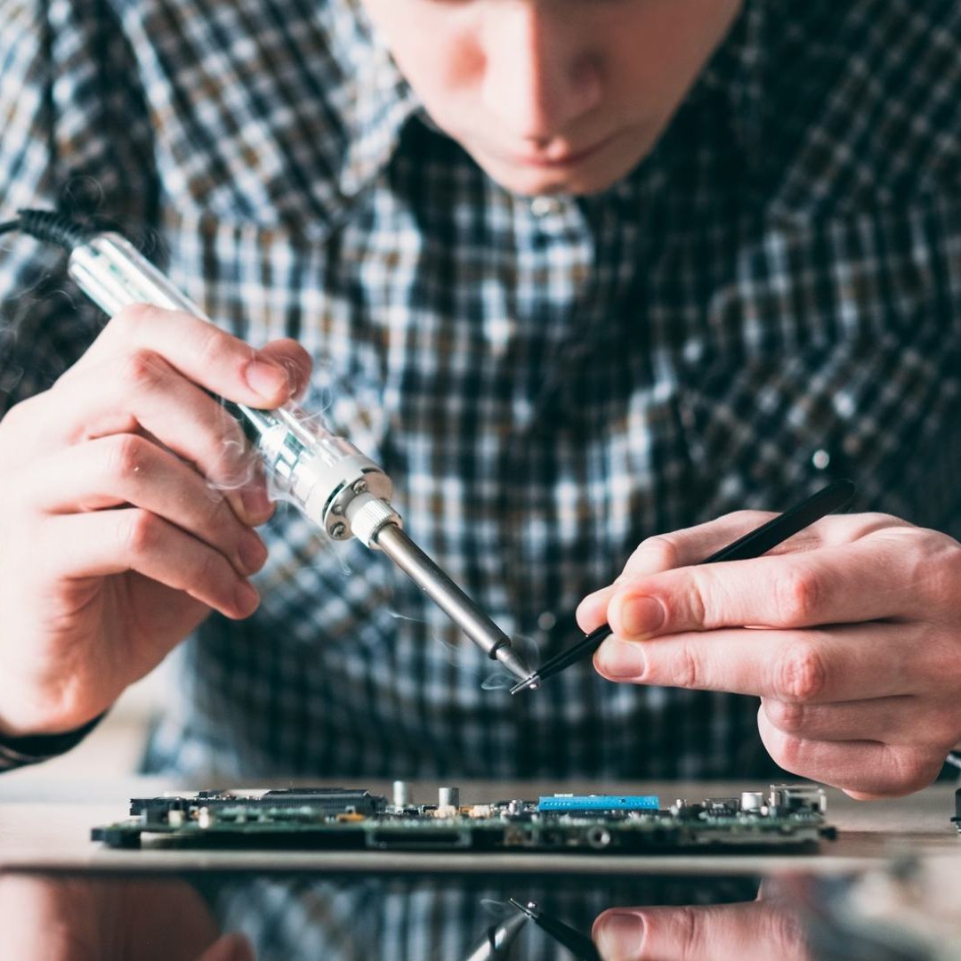 Joven reparando un teléfono