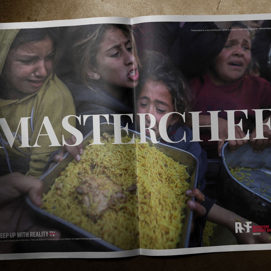 Niños peleándose por una bandeja de comida, en un foto de la campaña que lleva el título "Masterchef" impreso