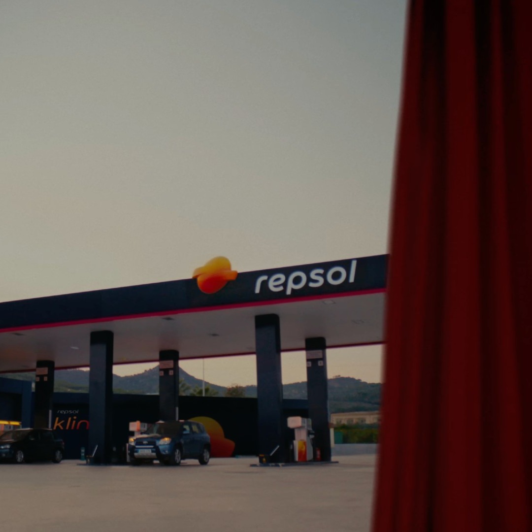Estacion de servicio de Repsol tras un telón