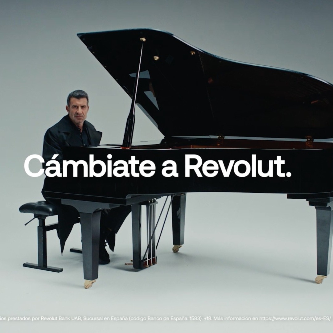 Luis Figo al piano en un anuncio de Revolut