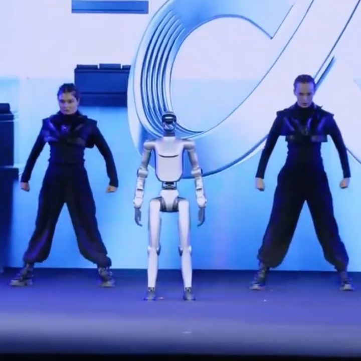 El robot de Honor sobre el escenario rodeado de bailarines humanos