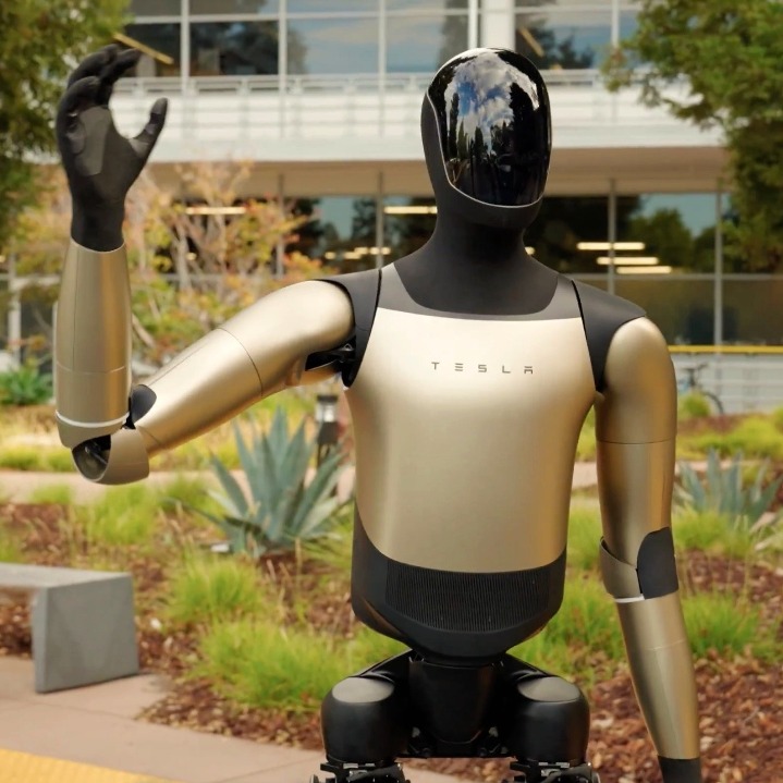 El robot Optimus de Tesla saludando en un jardín