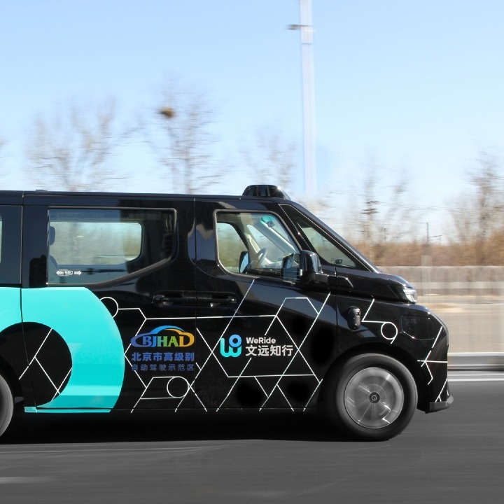 Una furgoneta robotaxi sin conductor moviéndose por la carrertera