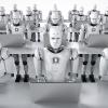 Robots iguales en una sala escribiendo sobre ordenadores portátiles
