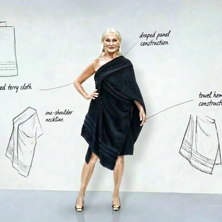 Una mujer posando con un vestido hecho de otras prensas de ropa