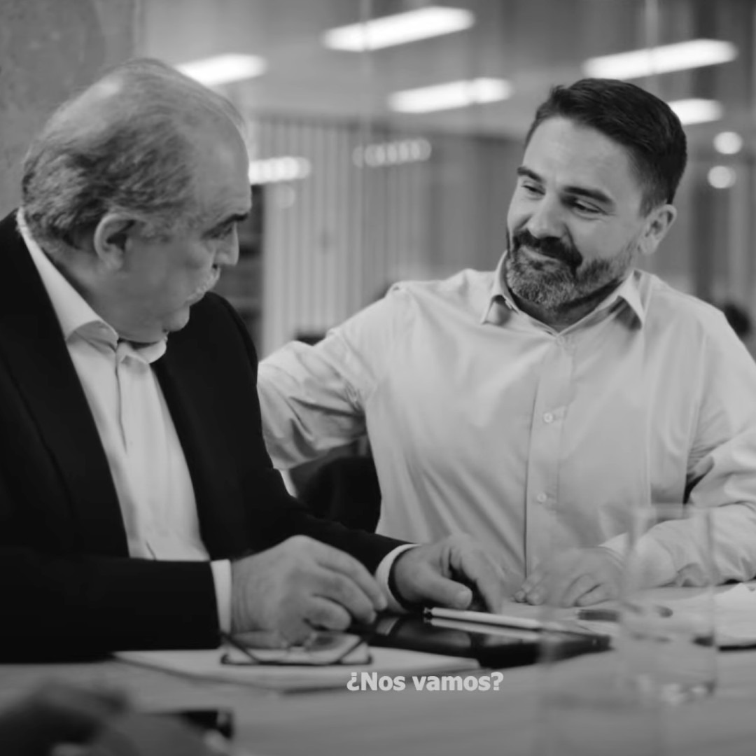 Imagen en blanco y negro de dos empresarios firmando un documento