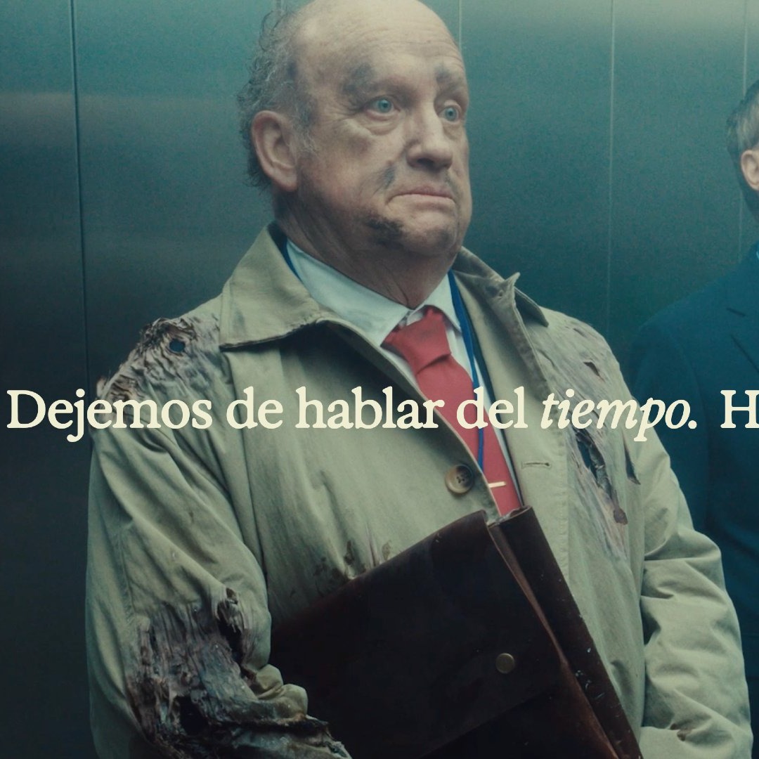 Dos hombres en un ascensor, uno de ellos quemado