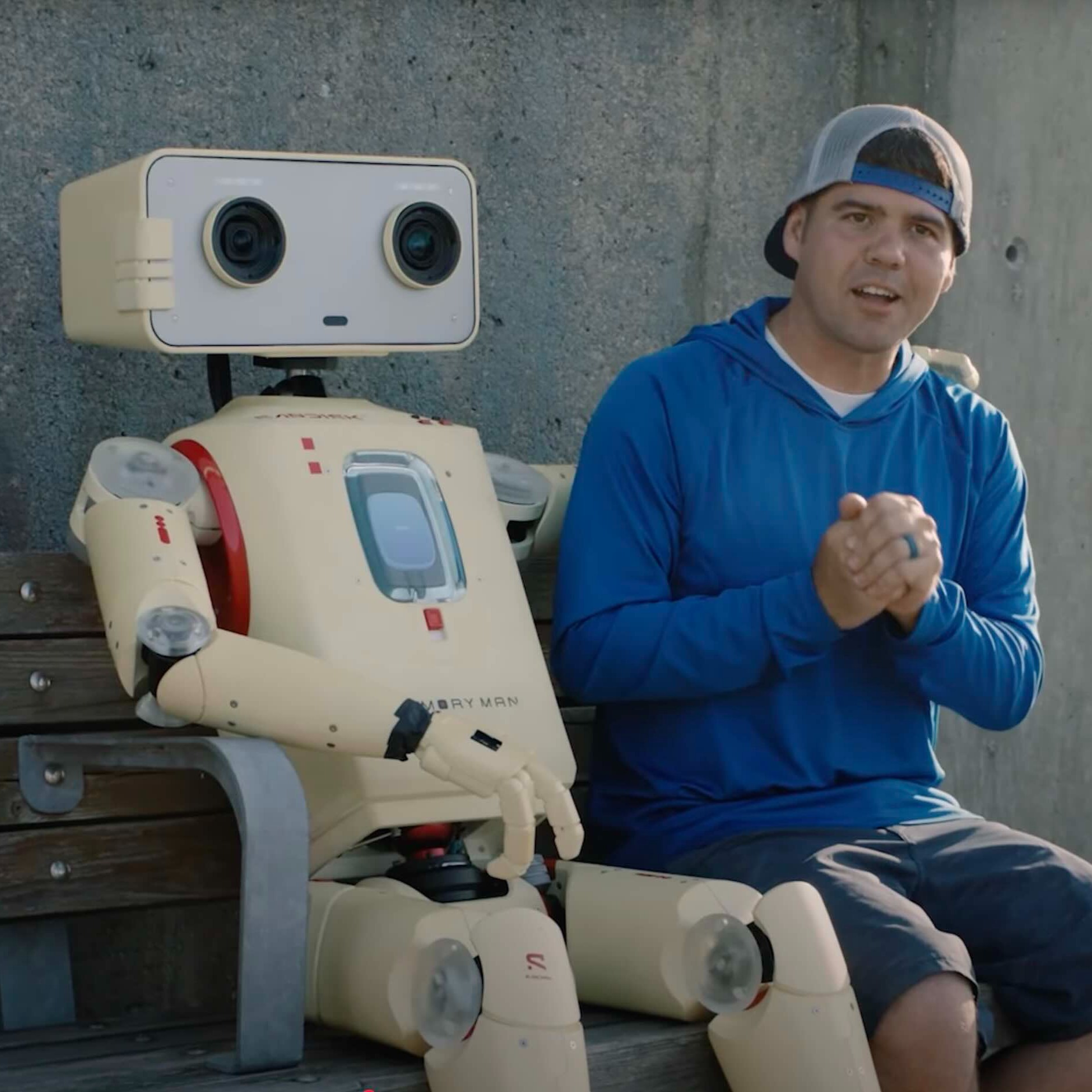 Un robot-cámara de Sandisk junto a un creador de contenido