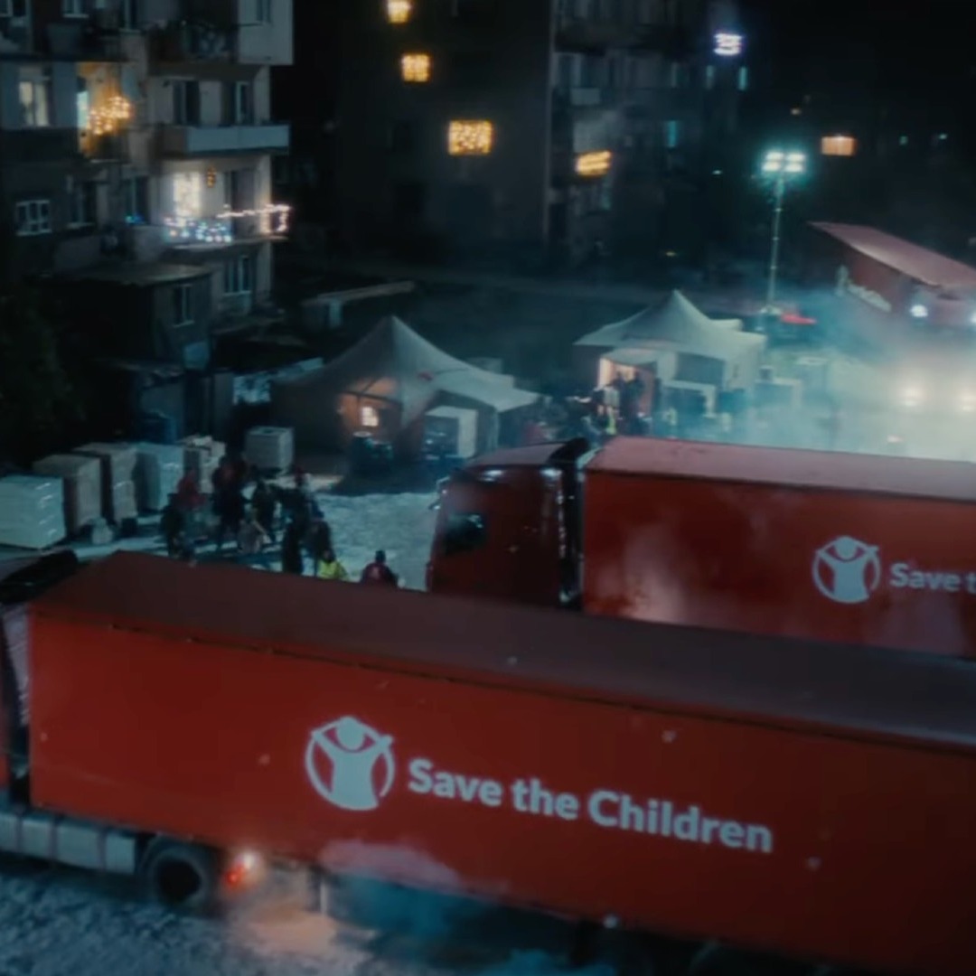 Camiones rojos con el logotipo de Save the Children
