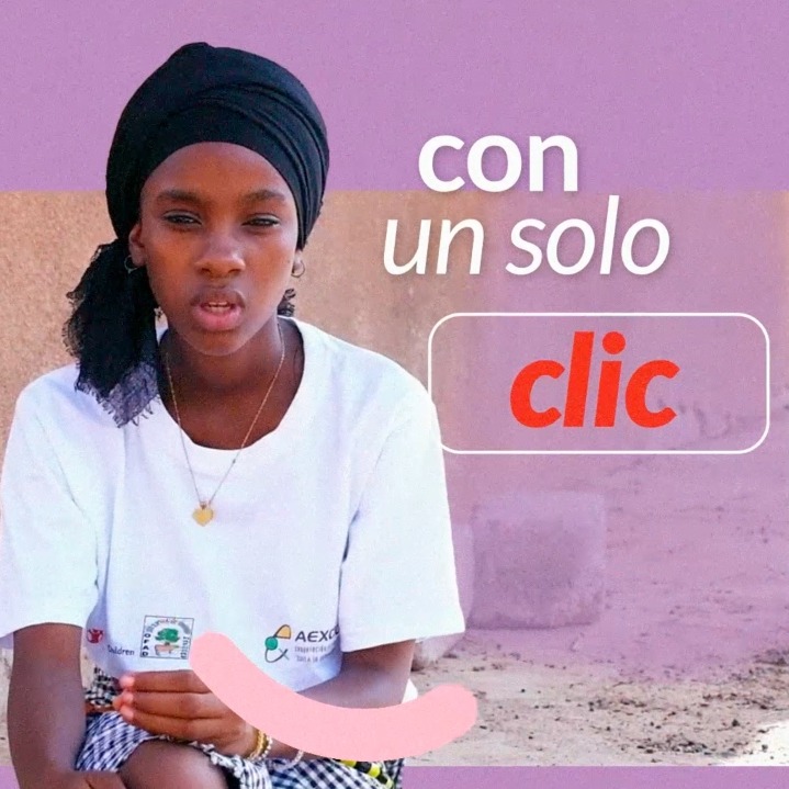 Una niña de África hablando a cámara