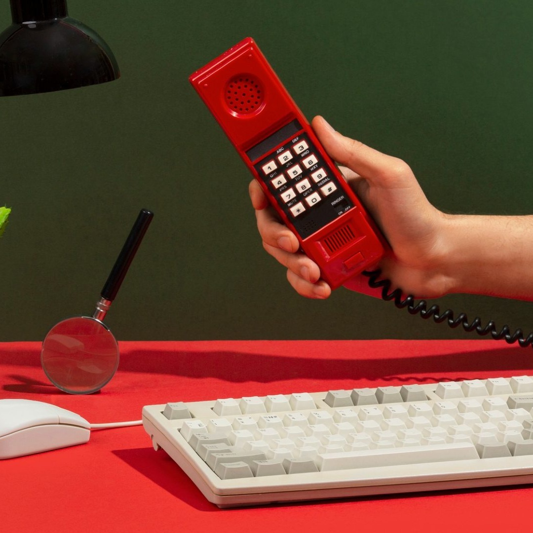 Una mano sujeta un teléfono antiguo