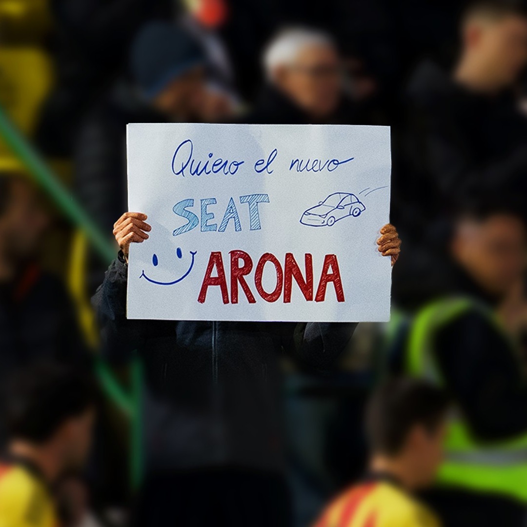 Persona sostiene una pancarta en un campo de fútbol