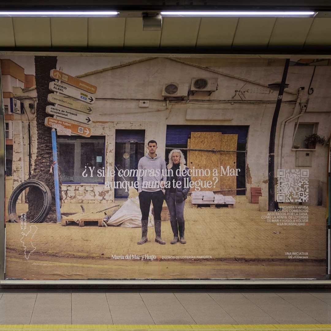 Cartel de la campaña Seguimos abiertos, de JCDecaux, en Metro de Madrid