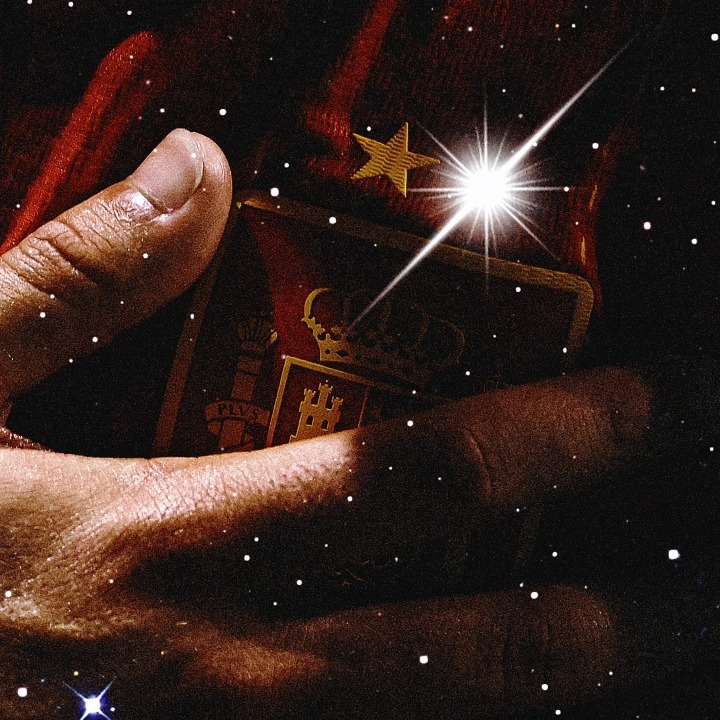 Mano sujeta escudo de España con segunda estrella