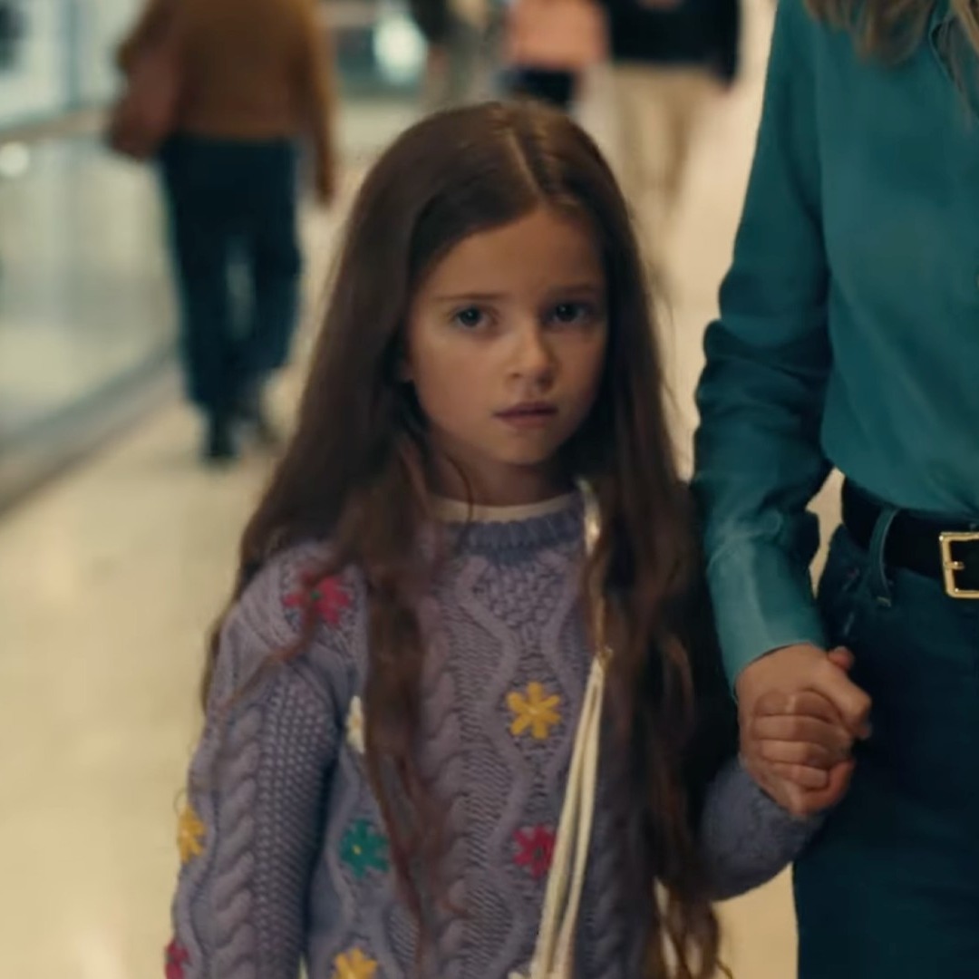 Una niña asustada coge la mano de su madre