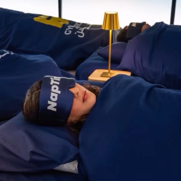 Una chica durmiendo con antifaz