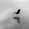 Una silla en un paisaje vacío en blanco y negro